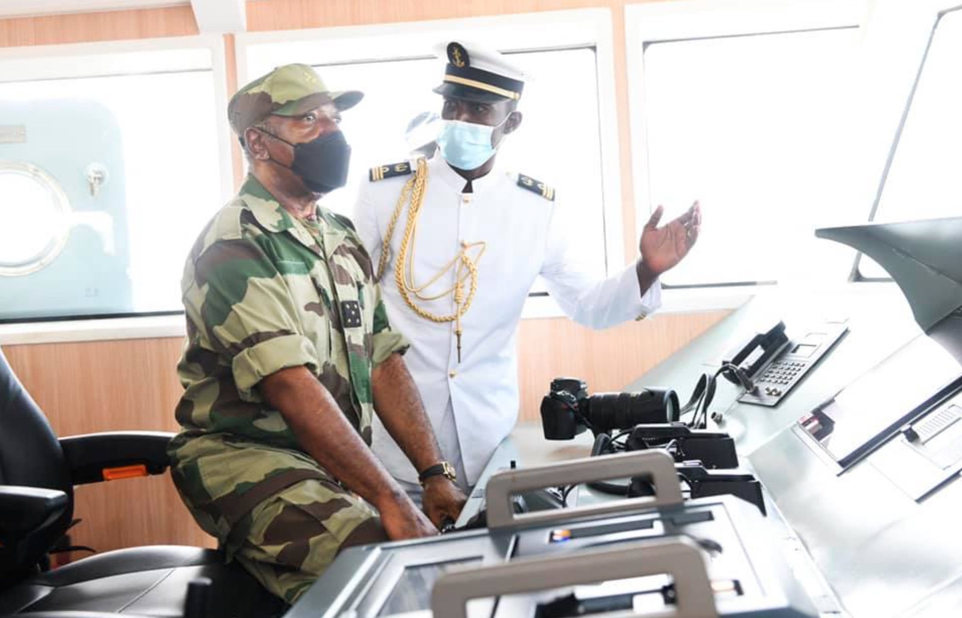 La Chine  fait don au Gabon d'un patrouilleur