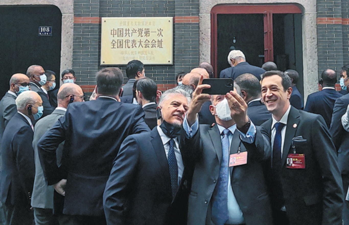Des diplomates étrangers prennent des selfies en visitant mercredi le site du premier congrès national du PCC à Shanghai. 