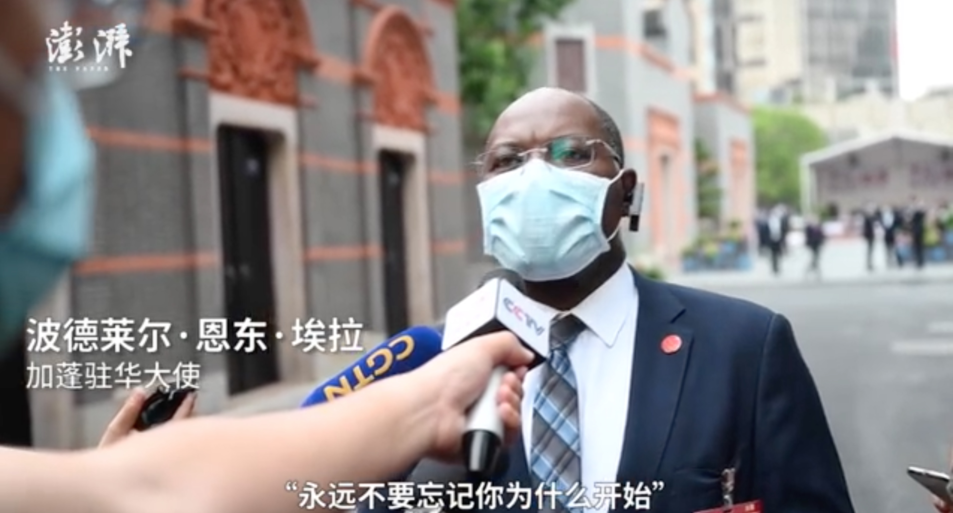 Dialogue spécial: L'ambassadeur du Gabon en Chine félicite Shanghai pour 30 ans de grands changements